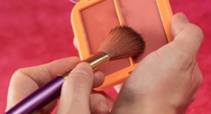 Como escolher a cor de blush perfeita para o seu tom de pele depois dos 50.