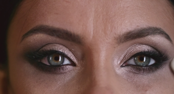 Olho esfumado perfeito para o formato dos seus olhos.